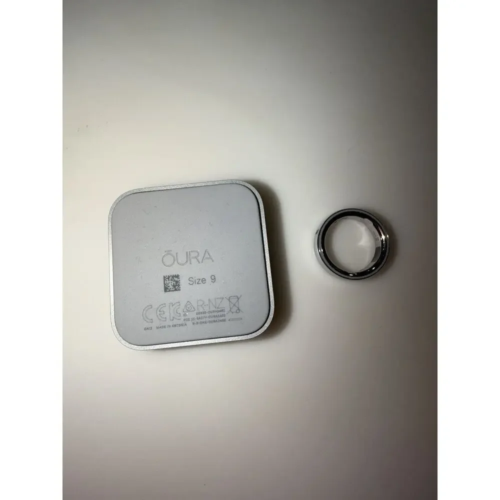 Oura Ring 4 Silver Size 9 Smart Ring w/ Charger & Dock - Preowned